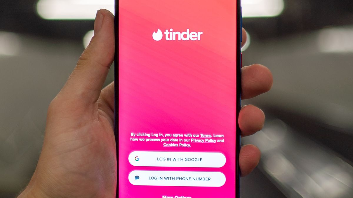 Téléphone dans la main avec l'application Tinder